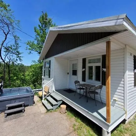 Les Refuges Des Monts Villa Saint-Tite-des-Caps Exterior photo